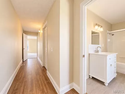 Entry Way - 404 W Olive St, Palmyra, MO 63461 photo 3 of 4