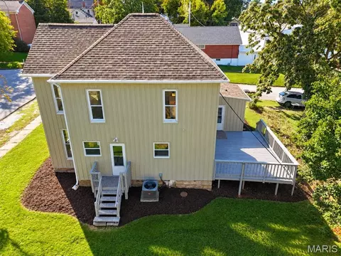 Exterior - 404 W Olive St, Palmyra, MO 63461 photo 6 of 10