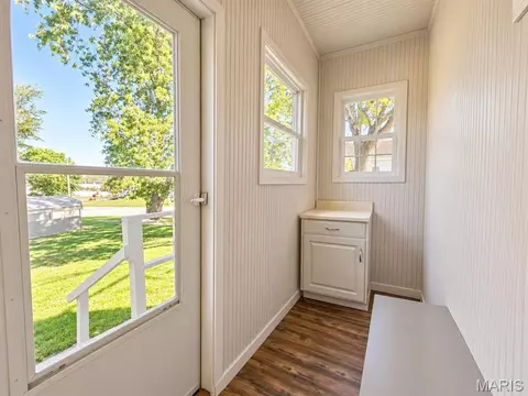 Entry Way - 404 W Olive St, Palmyra, MO 63461 photo 1 of 4
