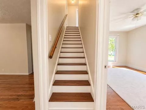 Entry Way - 404 W Olive St, Palmyra, MO 63461 photo 2 of 4