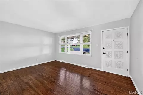 Living - 1650 Hobelman Dr, Arnold, MO 63010 photo 2 of 3