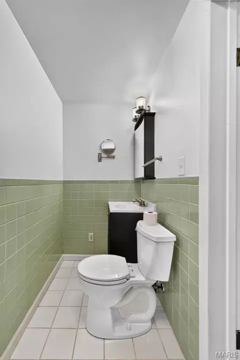 Bath - 1650 Hobelman Dr, Arnold, MO 63010 photo 2 of 3