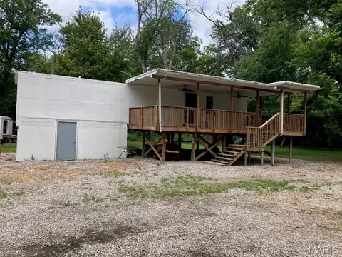 910 River Rd, New Baden, IL 62265