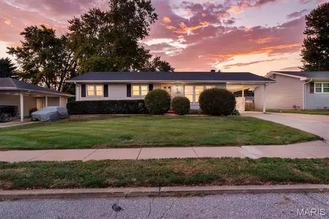 1470 Lindsay Ln, Florissant, MO 63031