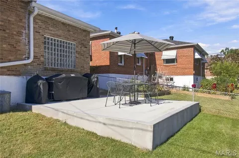 Exterior - 7130 Sharp Ave, Saint Louis, MO 63116 photo 5 of 7