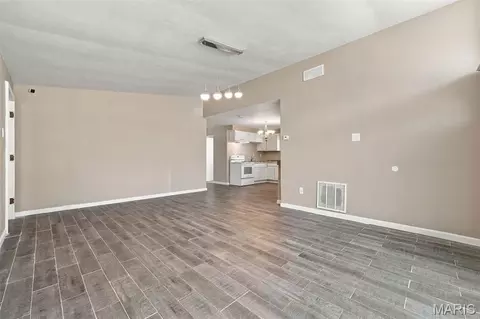 Living - 8408 Chalons Ct, Berkeley, MO 63134 photo 2 of 5