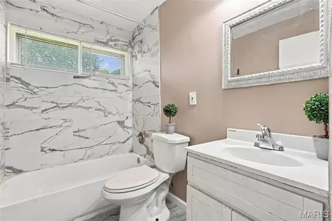 Bath - 8408 Chalons Ct, Berkeley, MO 63134 photo 1 of 2