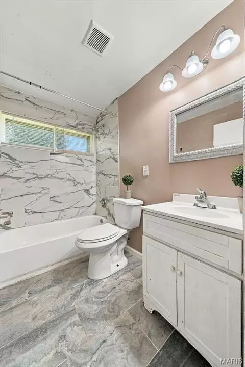 Bath - 8408 Chalons Ct, Berkeley, MO 63134 photo 2 of 2