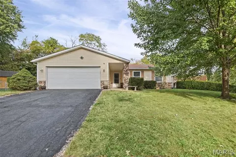 15 Las Olas Dr, Belleville, IL 62221