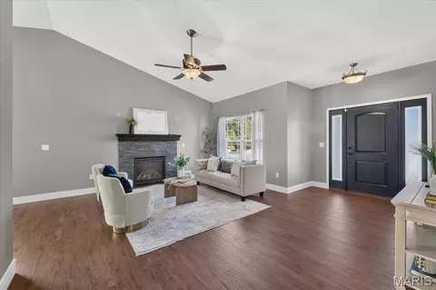 Living - 1309 Hollander Ct, O'fallon, IL 62269 photo 2 of 3