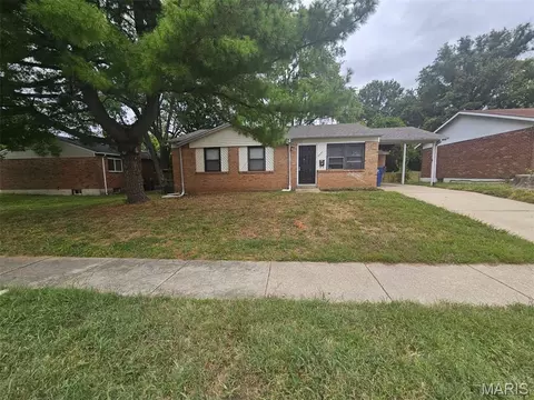 2541 Courtyard Pl, Florissant, MO 63031