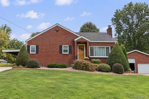 110 E Country Ln, Collinsville, IL 62234