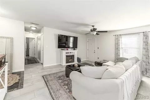 Entry Way - 513 S 1st St, Pacific, MO 63069 photo 1 of 3