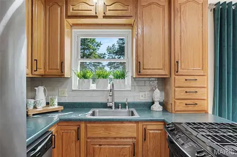 Kitchen - 8 Redbud Dr, Warrenton, MO 63383 photo 2 of 3