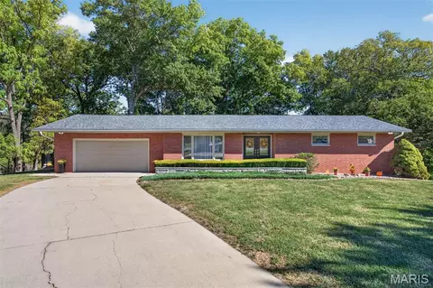 19 Madonna Ct, Highland, IL 62249