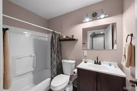 Bath - 7407 Commonwealth Ave, Maplewood, MO 63143 photo 1 of 5