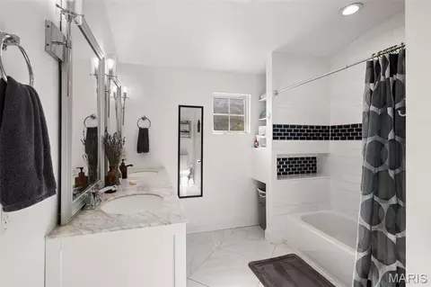 Bath - 7407 Commonwealth Ave, Maplewood, MO 63143 photo 3 of 5