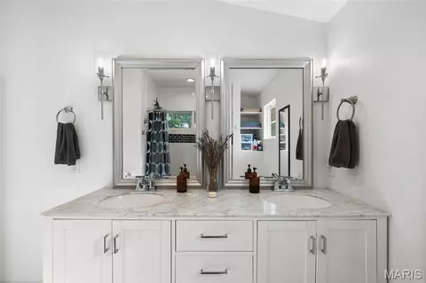 Bath - 7407 Commonwealth Ave, Maplewood, MO 63143 photo 4 of 5