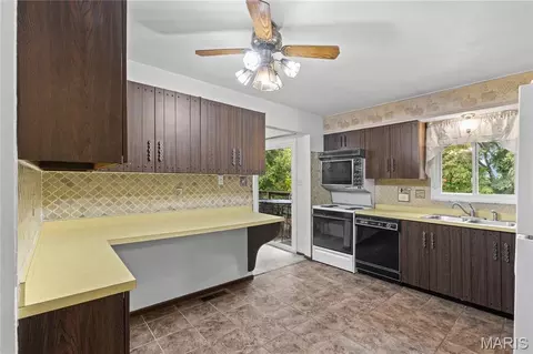Kitchen - 10 Windswept Dr, Arnold, MO 63010 photo 1 of 2