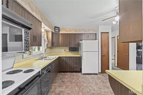 Kitchen - 10 Windswept Dr, Arnold, MO 63010 photo 2 of 2
