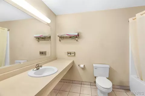 Bath - 3604 Mcmasters Ave, Hannibal, MO 63401 photo 3 of 4