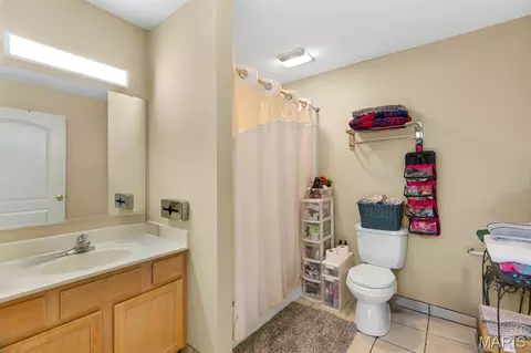 Bath - 3604 Mcmasters Ave, Hannibal, MO 63401 photo 2 of 4