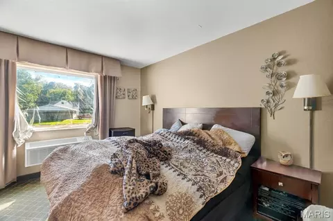 Bedroom - 3604 Mcmasters Ave, Hannibal, MO 63401 photo 6 of 11