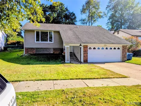 5256 Trailview Dr, Florissant, MO 63033