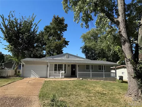 1585 Boulder Dr, Florissant, MO 63031