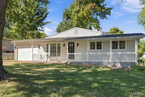1585 Boulder Dr, Florissant, MO 63031