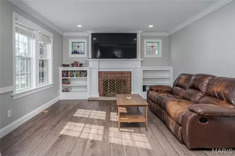 Living - 225 High St, Washington, MO 63090 photo 2 of 4