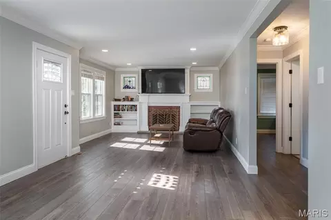 Living - 225 High St, Washington, MO 63090 photo 3 of 4