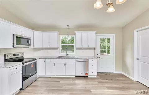 Kitchen - 408 Raymond Dr, O'fallon, MO 63366 photo 2 of 2