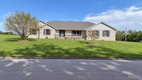 886 Whispering Hills Dr, Lebanon, IL 62254