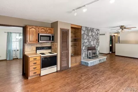 Living - 230 N Bernhardt Ave, Gerald, MO 63037 photo 3 of 5