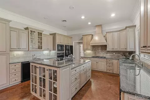 Kitchen - 1208 Pintail Cv, Kennett, MO 63857 photo 3 of 7