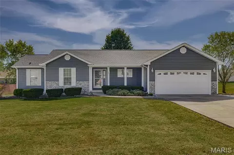 562 Oak St, Farmington, MO 63640