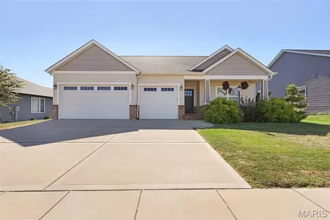 7104 Richmond Dr, Glen Carbon, IL 62034