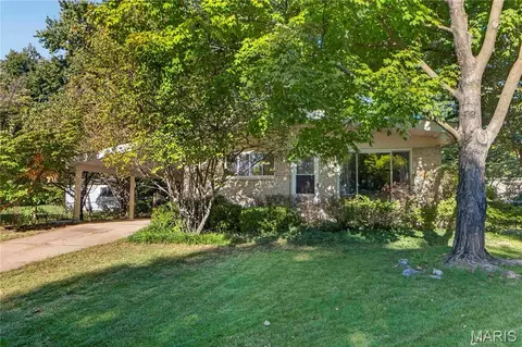 1365 Parakeet Ln, Florissant, MO 63031