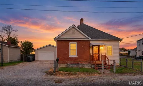 921 Columbia Rd, Dupo, IL 62239