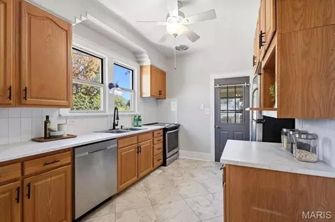 Kitchen - 712 James St, Washington, MO 63090 photo 1 of 4