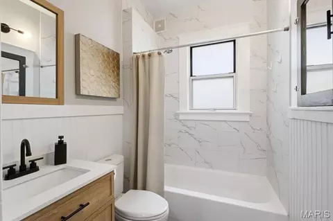 Bath - 712 James St, Washington, MO 63090 photo 1 of 4