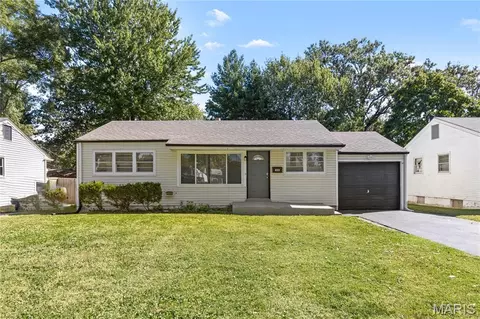 820 Saint Brendan Ln, Florissant, MO 63031