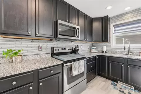 Kitchen - 152 Lake Tucci Cir, Wright City, MO 63390 photo 2 of 2