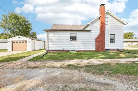 Exterior - 108 E 2nd South St, Mount Olive, IL 62069 photo 2 of 4