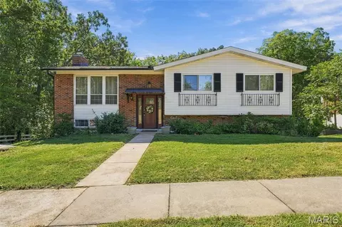 4866 Arevalo Dr, Saint Louis, MO 63128