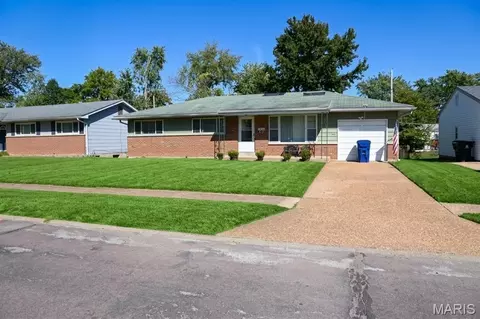 1281 Aspen Dr, Florissant, MO 63031