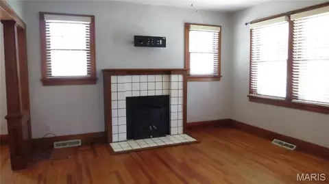 Living - 101 W Haven St, Moro, IL 62067 photo 6 of 8