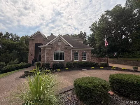9542 Country Club Grn, Sunset Hills, MO 63127
