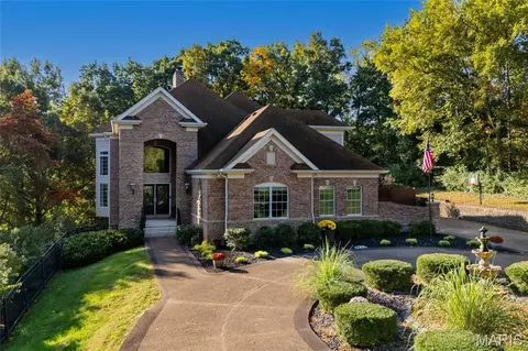 9542 Country Club Grn, Sunset Hills, MO 63127